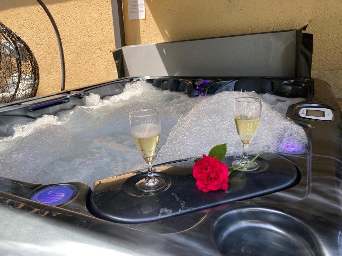 Gite Des Combes Blanches Avec Piscine Et Jacuzzi Frayssinet-le-Gélat エクステリア 写真